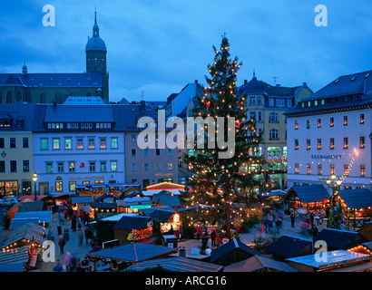 Freien Zustand von Sachsen Annaberg Buchholz die Hauptstadt der Erzgebirge-Blick auf den Weihnachtsmarkt und die St.-Annen-Kirche Stockfoto