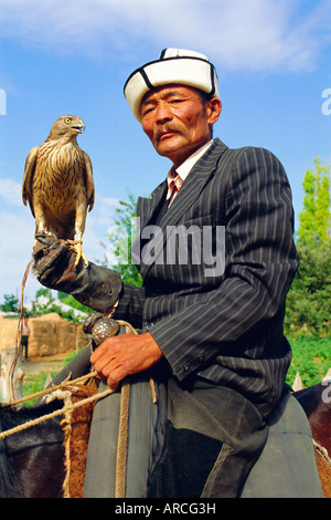 Mann mit seinem Habicht, Otoraigur in der Nähe von Balikchi, Kirgisien, Zentralasien Stockfoto