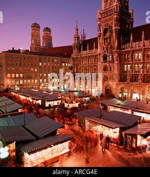 München-Blick auf den Christkindlmarkt am infront von Neues Rathaus Marienplatz Stockfoto