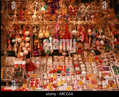 München-Weihnachten Baumschmuck für den Verkauf auf dem Christkindlmarkt auf dem Marienplatz Stockfoto