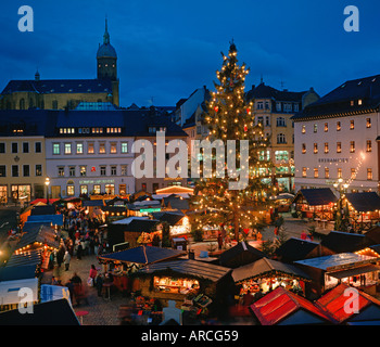 Freien Zustand von Sachsen Annaberg Buchholz die Hauptstadt der Erzgebirge-Blick auf den Weihnachtsmarkt und die St.-Annen-Kirche Stockfoto