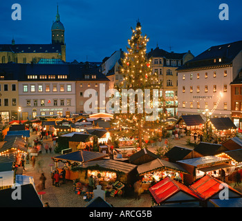 Freien Zustand von Sachsen Annaberg Buchholz die Hauptstadt der Erzgebirge-Blick auf den Weihnachtsmarkt und die St.-Annen-Kirche Stockfoto