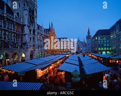 München-Blick auf den Christkindlmarkt am infront von Neues Rathaus Marienplatz Stockfoto