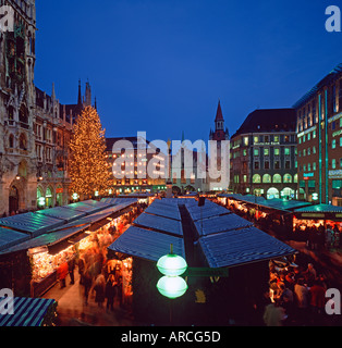 München-Blick auf den Christkindlmarkt am infront von Neues Rathaus Marienplatz Stockfoto