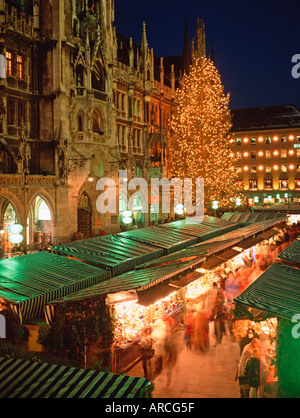 München-Blick auf den Christkindlmarkt am infront von Neues Rathaus Marienplatz Stockfoto