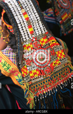Nahaufnahme einer Frau Kopfschmuck, Kalash Ku'pa, Joshi (Frühlingsfest), Bumburet-Tal, Pakistan, Asien Stockfoto