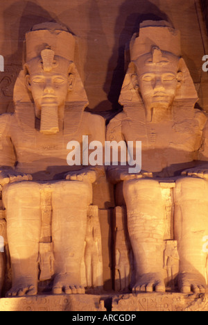 Flutlicht Kolosse von Ramses II. (Ramses der große), sitzende Statuen auf der Fassade des Tempels, Abu Simbel, Nubien, Ägypten, Nordafrika Stockfoto