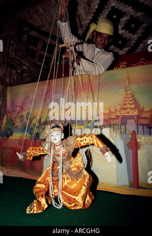 Meister Puppenspieler am Arbeitsplatz, Mandalay, Myanmar (Burma), Asien Stockfoto