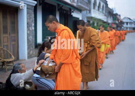 Neuling buddhistischen Mönchen Almosen von Reis, Luang Prabang, Laos, Indochina, Südostasien, Asien Stockfoto