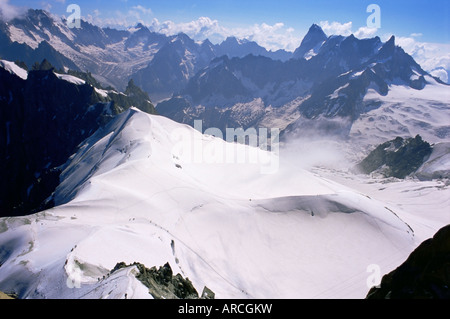 Blick vom Mont Blanc in Richtung Grandes Jorasses, mit Bergsteiger auf Cosmiques Grat, Mont Blanc, Französische Alpen, Frankreich, Europa Stockfoto