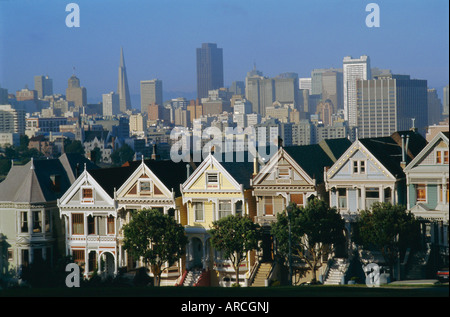 Die Painted Ladies grand des 19. Jahrhunderts beherbergt, Alamo Square, San Francisco, Kalifornien, USA Stockfoto