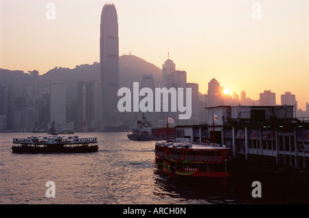 Star Ferry, Victoria Harbour und die Skyline von Hong Kong Island bei Sonnenuntergang, Hong Kong, China, Asien Stockfoto