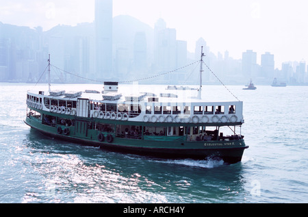 Star Ferry, Victoria Harbour, mit Skyline von Hong Kong Island im Nebel über Hong Kong, China, Asien Stockfoto