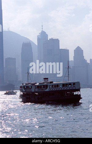Star Ferry, Victoria Harbour, mit Skyline von Hong Kong Island im Nebel über Hong Kong, China, Asien Stockfoto