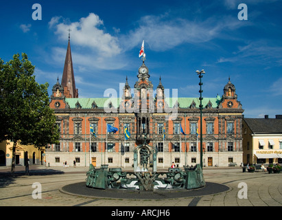 Eine Bronze Wasser/Brunnenskulptur markiert den Ort der antiken Stadt gut vor dem Rathaus in Malmö, Schweden Stockfoto