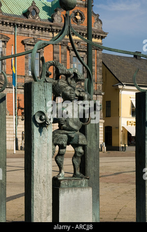 Eine Bronze Wasser/Brunnenskulptur markiert den Ort der antiken Stadt gut vor dem Rathaus in Malmö, Schweden Stockfoto