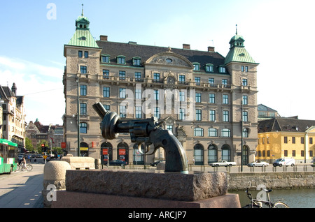 Die Carl - Friedrick Reutersward Skulptur "Gewaltlosigkeit" am Ufer eines Kanals mitten in Malmö, Schweden Stockfoto