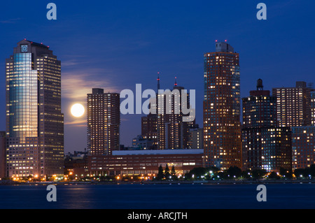 Full Moon rising über die Skyline von Lower Manhattan in den Hudson River, New York City, New York, USA, Nordamerika Stockfoto