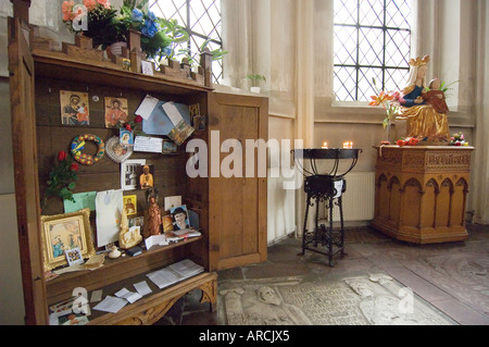 hinter dem Altar in der mittelalterlichen St.-Peters-Kirche in Malmö Schweden ist ein intimer Bereich für Hingabe an Maria Stockfoto