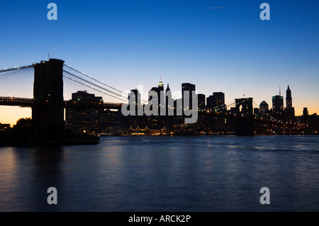 Skyline von Manhattan und Brooklyn Bridge bei Dämmerung, New York City, New York, Vereinigte Staaten von Amerika, Nordamerika Stockfoto