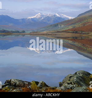 Die Snowdon reichen von Capel Curig über Llynnau Mymbr (Llyn Mymbyr), Snowdonia-Nationalpark, Gwynedd, Nordwales, UK, Europa Stockfoto