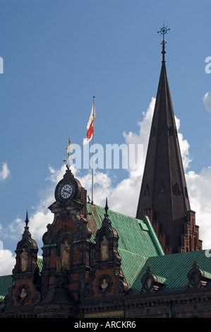 Teil der Fassade des Radhuset (Rathaus) mit dem Turm der mittelalterlichen St. Peterskirche in Malmö Schweden Stockfoto