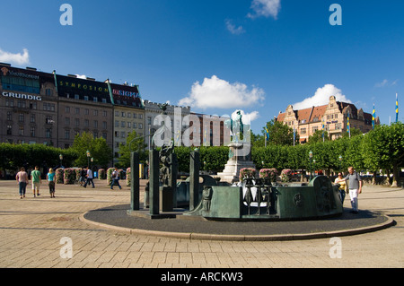 Bronze Brunnen markiert die Position der Altstadt gut in den Platz Stortorget in Malmö Schweden Stockfoto