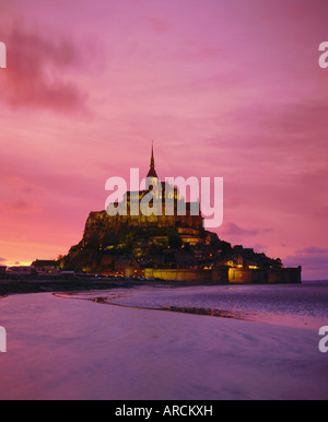 Mont Saint-Michel (Mont St. Michel) bei Sonnenuntergang, Region La Manche, Normandie, Frankreich, Europa Stockfoto