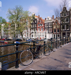 Fahrräder auf einer Brücke über den Kanal an der Herengracht in Amsterdam, Holland Stockfoto