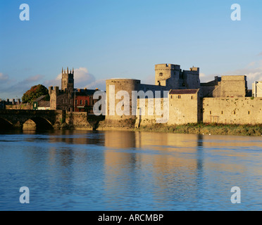 König John Castle und der Fluss Shannon, Limerick, County Limerick, Munster, Republik Irland (Eire), Europa Stockfoto