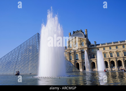 Die Louvre-Brunnen und die Pyramide, Paris, Frankreich, Europa Stockfoto