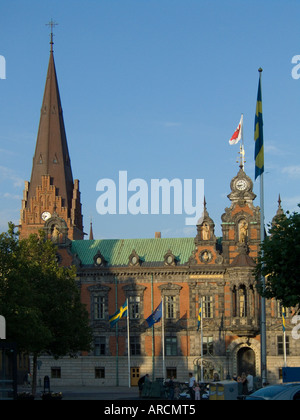 Teil der Fassade des Rathauses und der Turm der St. Peterskirche in Malmö Schweden Stockfoto