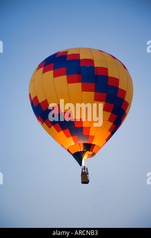 Aufsteigende Luftballons auf dem Ballonfestival Stockfoto