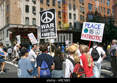 Friedensdemonstration in New York City gegen den Krieg im Irak und das Konzept des Krieges im Allgemeinen. Stockfoto