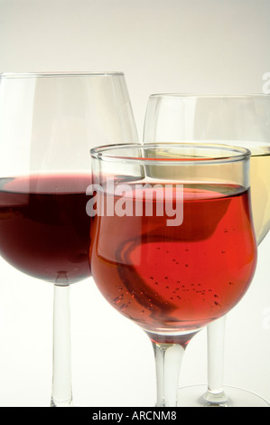 Ein Glas jeweils rot, weiß und Rosé auf weißem Hintergrund Stockfoto