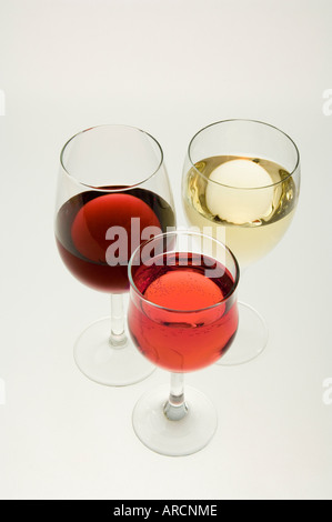Ein Glas jeweils rot, weiß und Rosé auf weißem Hintergrund Stockfoto