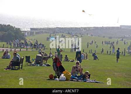 Menschen Ralaxing an einem Sonntag Nachmittag auf dem gemeinsamen in Frinton Stockfoto