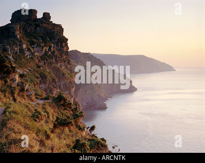 Castle Rock an der Küste mit Blick auf Wringcliff Bay, Valley of the Rocks, in der Nähe von Lynton, Devon, England, UK, Europa Stockfoto