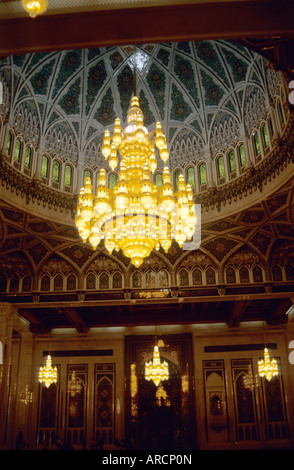 Zentrale Kronleuchter befindet sich in der gewölbten Decke der Sultan-Qabus-Moschee. Al - Ghubrah. Oman Stockfoto