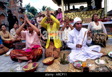 Bali Ubud Indonesien Hochzeit Heiraten Priesterin Stockfoto