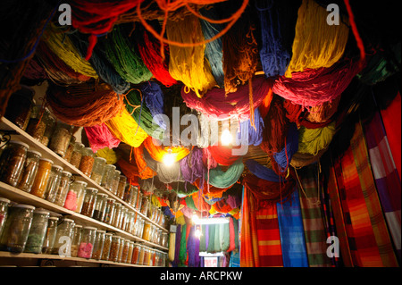 Bunt gefärbte Wolle hängen vom Dach eines Ladens, Marrakesch, Marokko, Nordafrika, Afrika Stockfoto