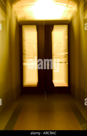 Doppeltüren in einem Bürogebäude Stockfoto