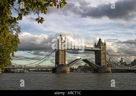 Tower Bridge-London mit der Brücke angehoben Stockfoto