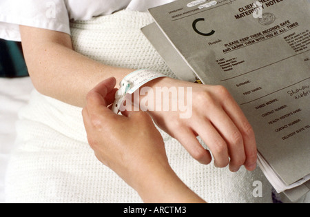 Ein Foto von einer Krankenschwester eine geduldige Identität Band, eine wichtige Sicherheits-Check überprüfen. Stockfoto