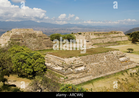 Blick nach Westen in die alten Zapoteken Stadt von Monte Alban, in der Nähe von Oaxaca City, Oaxaca, Mexiko, Nordamerika Stockfoto