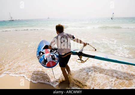 Windsurfen in Santa Maria auf der Insel Sal (Salz), Kap-Verde Inseln, Atlantik, Afrika Stockfoto