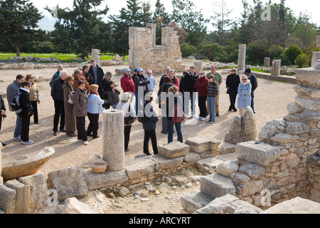 Gruppe von geführten Touristen auf der Insel Zypern, zerstörte Gebäude inspizieren. Stockfoto