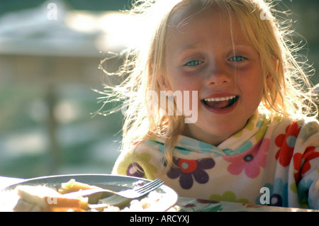 Britische Familienporträt des glücklichen Mädchen Lachen über Grillen im Sommer in London UK Stockfoto
