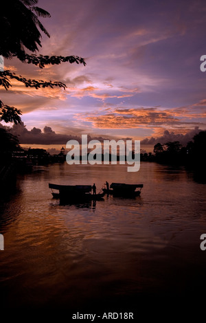 Sonnenuntergang über dem Fluss Sarawak in Kuching, Malaysia Stockfoto