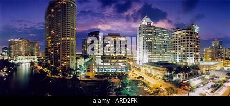 Büro-Hochhaus-Türme und Eigentumswohnungen überragen New River in der Innenstadt von ft. Lauderdale, Florida Stockfoto